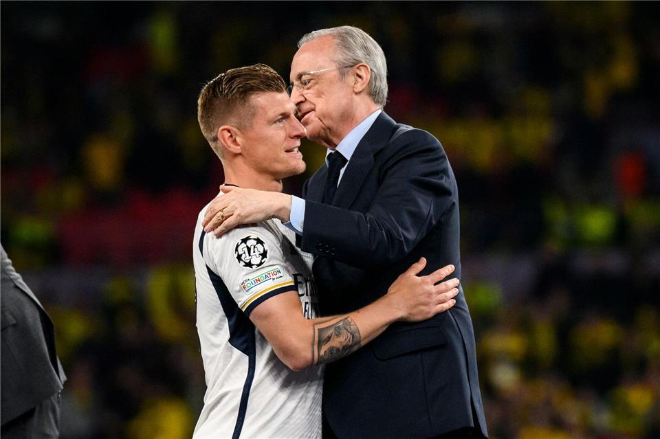 Florentino Pérez (r) will Fan-Liebling Kroos zurück zu Real lotsen. (Archivbild)Tom Weller/dpa