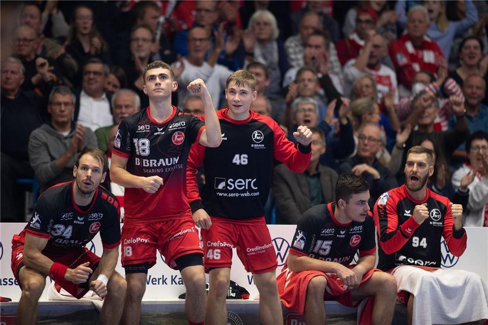 Florian Drosten (2. v.l.) bleibt bis 2028 bei der MT Melsungen. Swen Pförtner/dpa