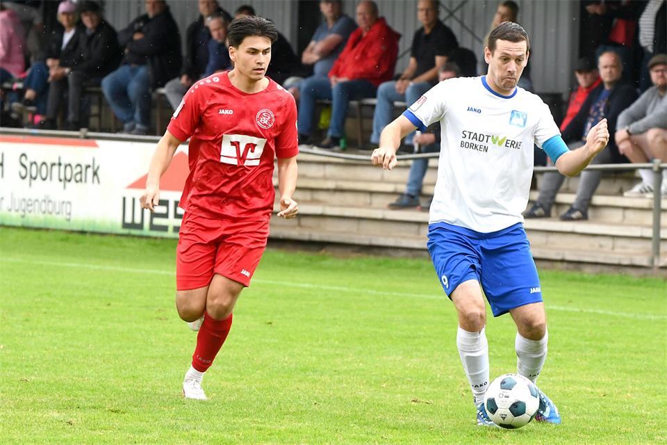 Florian Girnth (rechts) ist am Freitagabend mit Westfalia Gemen im Landesliga-Derby bei Aufsteiger TSV Raesfeld gefordert – sein Einsatz ist allerdings fraglich.