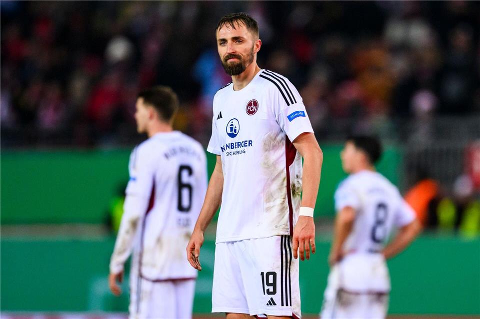 Florian Hübner (hier noch im Trikot des 1. FC Nürnberg) bleibt dem SV Wehen Wiesbaden ein weiteres Jahr erhalten. (Archivbild)Tom Weller/dpa