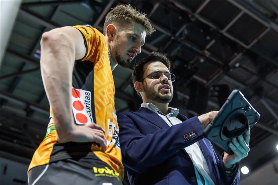 Florian Krage-Brewitz (l) und BR Volleys-Trainer Alexandre Leal. (Archivbild)Andreas Gora/dpa
