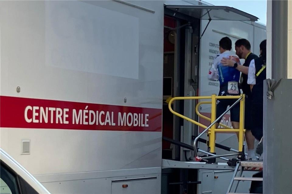 Florian Lipowitz auf dem Weg zur Untersuchung.Stefan Tabeling/dpa