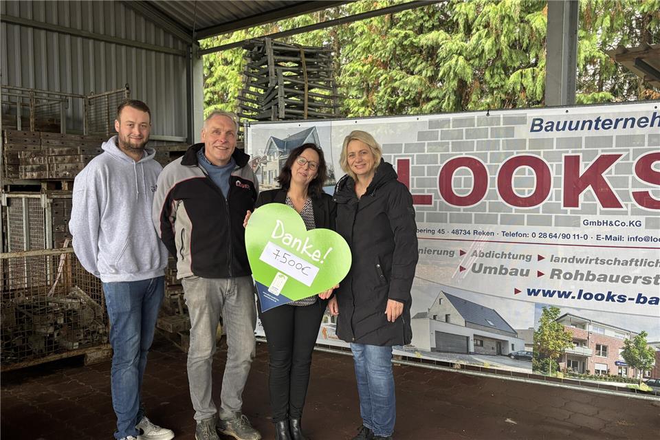 Florian Looks, Bernd Looks (v.l.) und Ehefrau Nicole (rechts), übergeben die Spenden an Katja Büscher-Mönig vom Ambulanten Kinder- und Jugendhospizdienst.