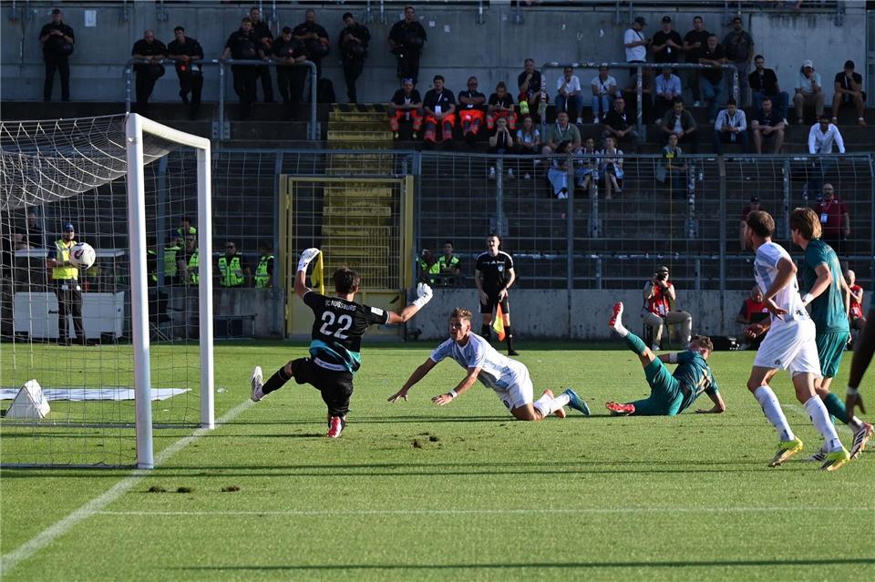 Florian Niederlechner trifft per Kopf zum 2:0.Florian Diettrich/dpa