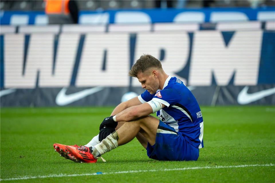 Florian Niederlechner und Hertha BSC blieben im dritten Spiel in Folge sieglos. Soeren Stache/dpa