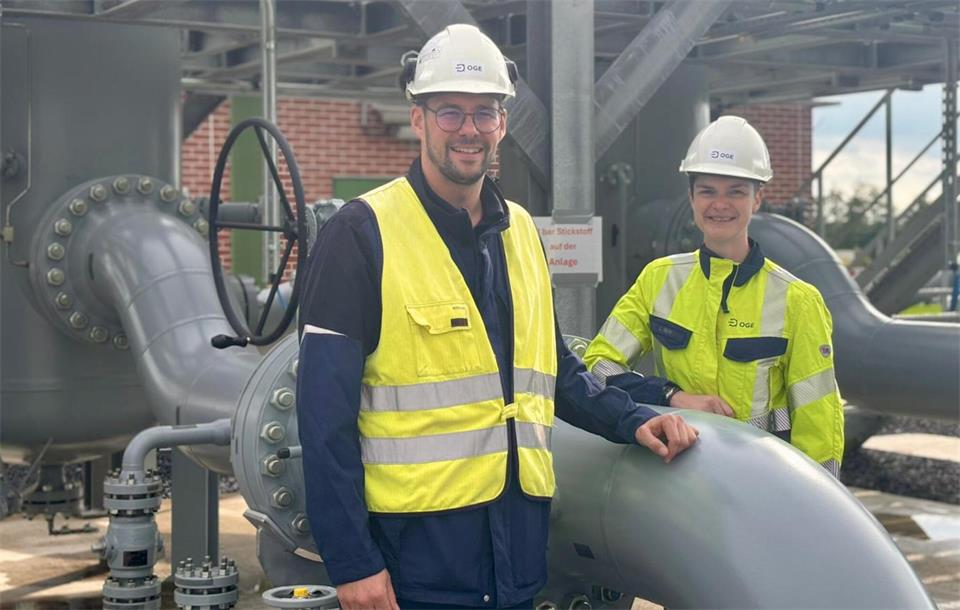 Florian Schweer und Lisa Nohl von Open Grid Europe haben die neue Gasdruckregel-Messanlage vorgestellt.
