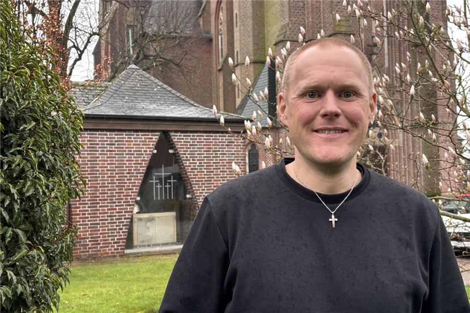 Florian Schwerhoff (39) koordiniert von seinem Büro im Pfarrhaus die Arbeit in den drei Kitas in Trägerschaft der Pfarrgemeinde St. Ludgerus.