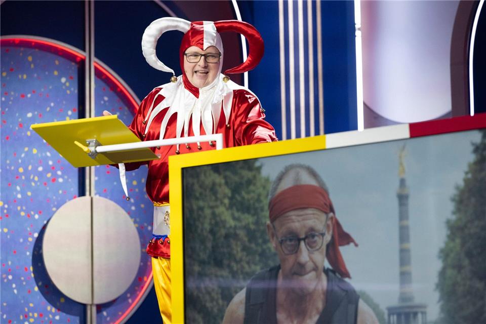 Florian Sitte hält der Politik als Till den Spiegel vor und bringt Kanzler Merz mal in anderem Look ins Bild. Boris Roessler/dpa