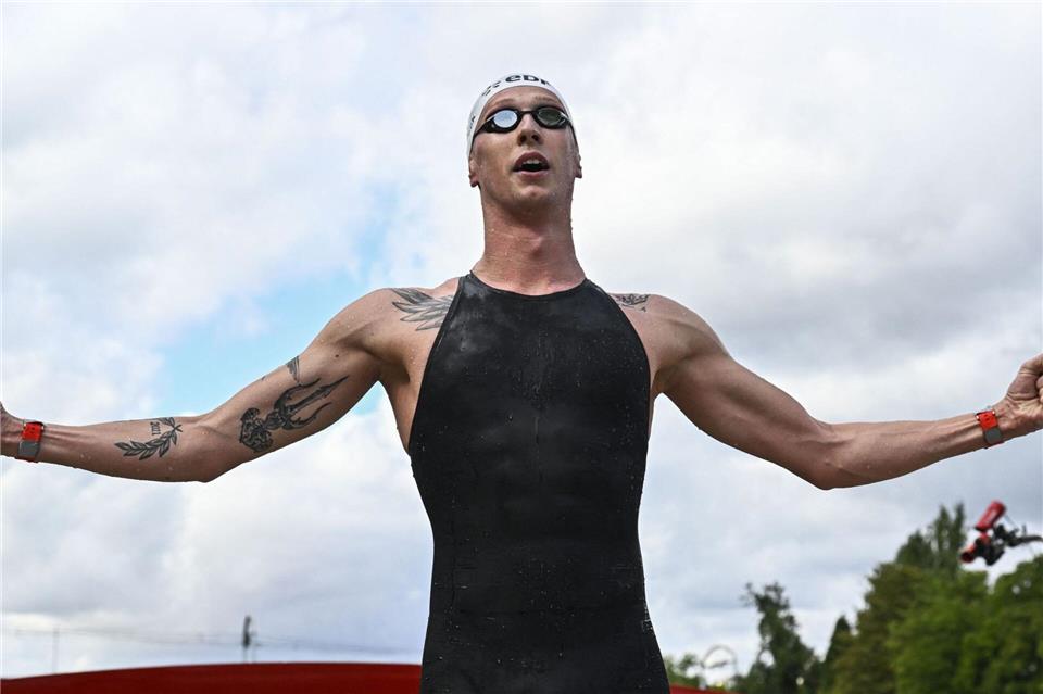 Florian Wellbrock feiert seinen zweiten EM-Titel im Freiwasserschwimmen.Julien De Rosa/AFP/dpa