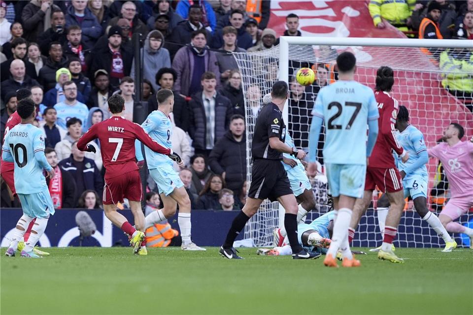 Florian Wirtz (7) traf mit einem fulminanten Schuss zum 1:0.Peter Byrne/PA Wire/dpa