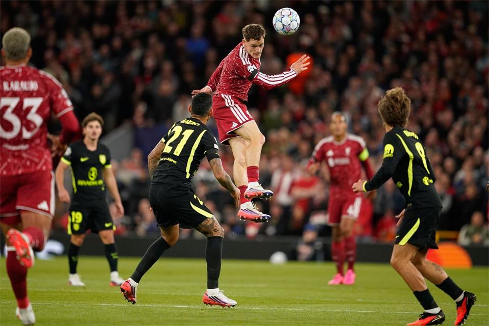 Florian Wirtz (M) gewann mit dem FC Liverpool.Dave Thompson/AP/dpa