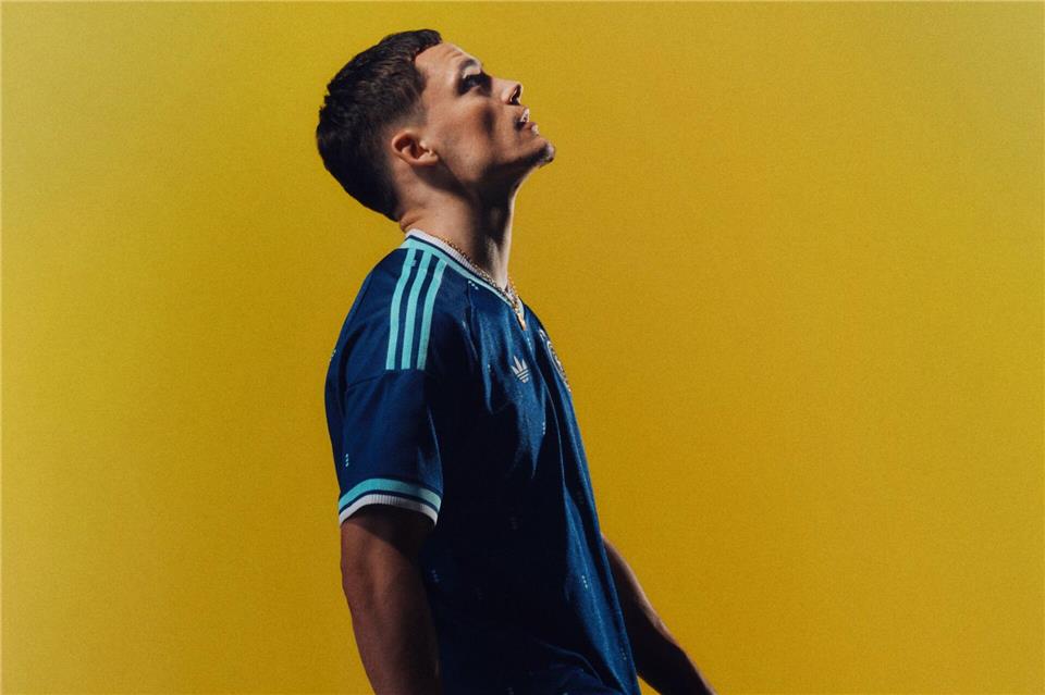 Florian Wirtz findet das neue Auswärtstrikot „ungewöhnlich“.adidas/dpa