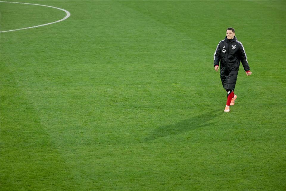 Florian Wirtz geht über den Trainigsplatz. Christian Charisius/dpa