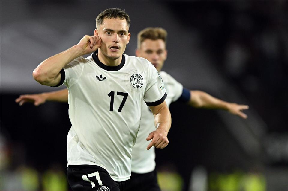 Florian Wirtz bekommt Trophäe als Fußballer des Jahres Florian Wirtz jubelt über sein Tor gegen Nordirland (Archivbild). Federico Gambarini/dpa