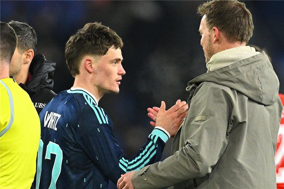 Florian Wirtz klatscht nach seinem Gala-Auftritt mit Bundestrainer Julian Nagelsmann ab.Tom Weller/dpa