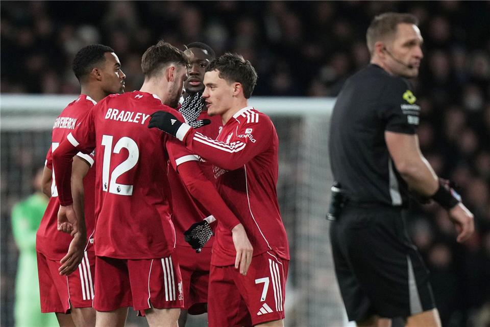 Florian Wirtz (r) gelang der 1:1-Ausgleich für Liverpool beim FC Fulham.Alastair Grant/AP/dpa