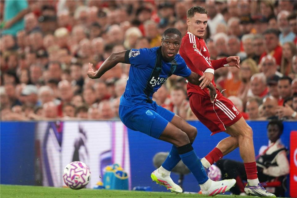 Florian Wirtz (r) hat über seine ersten Erfahrungen beim FC Liverpool berichtet.Ian Hodgson/AP/dpa
