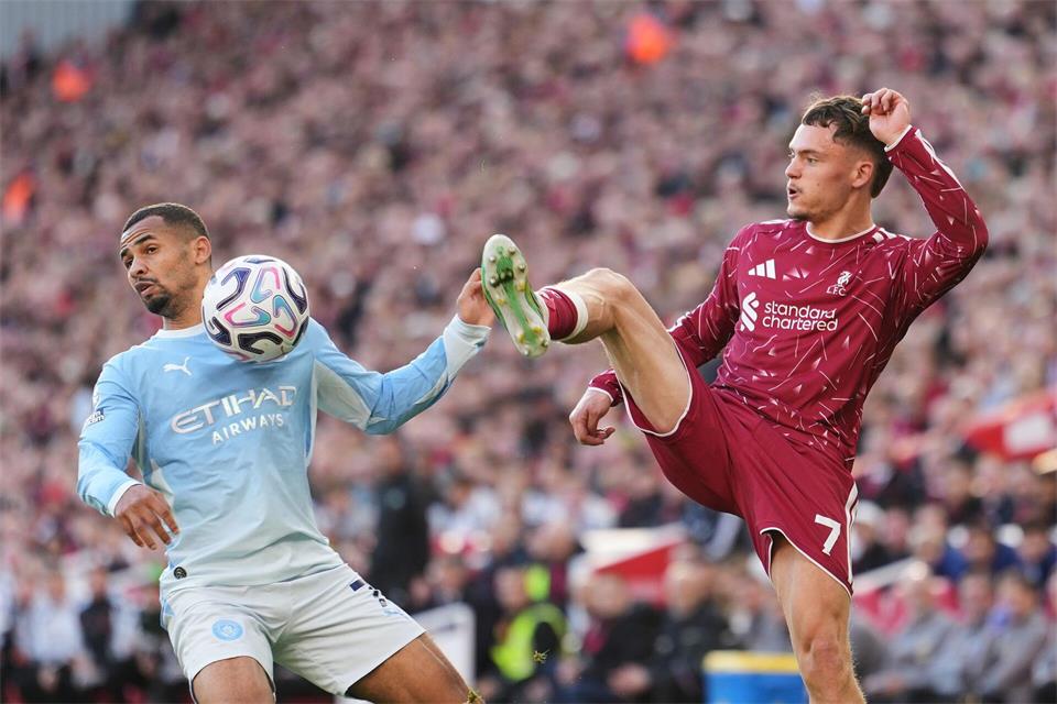 Florian Wirtz (r) tut sich beim FC Liverpool weiter schwer.Jon Super/AP/dpa
