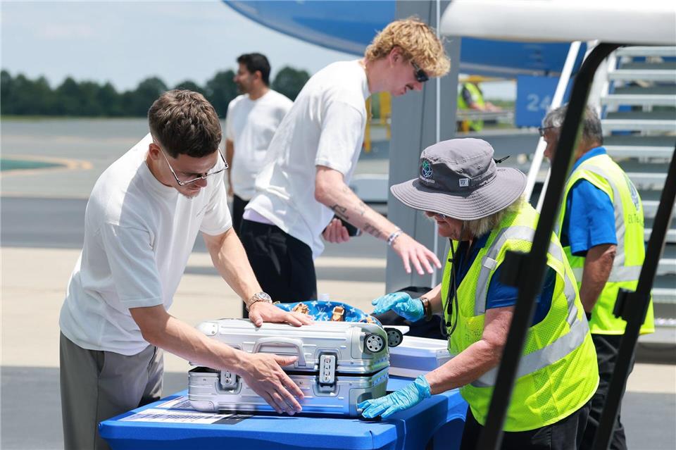 Florian Wirtz und Nick Woltemade beim Security-Check vor dem WM-Flug. Jan Woitas/dpa
