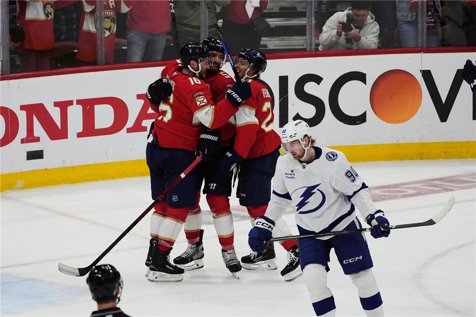 Florida bejubelt den Wendepunkt durch Aaron Ekblad (Mitte).Marta Lavandier/AP/dpa