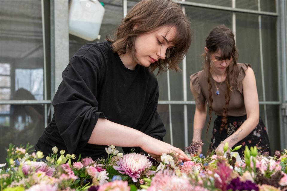 „Floristische Umarmung: Schaffe mit Blumen Erinnerungen in deinem Leben“, so lautete das Thema des Wettkampfes.