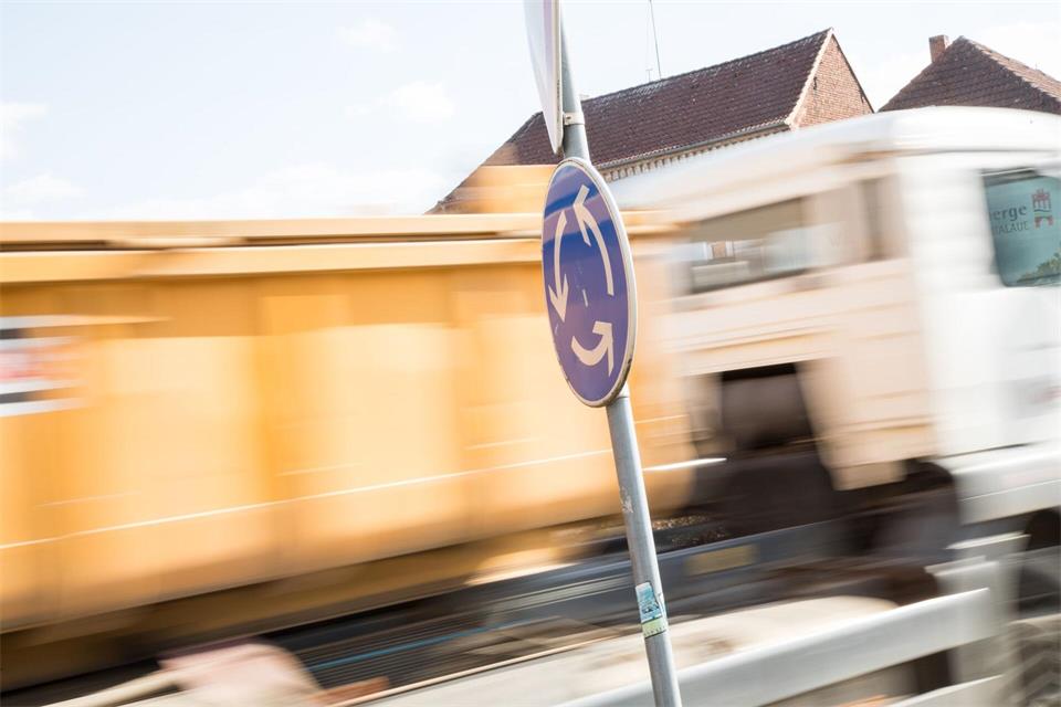 Flott rein und raus? Nein, bitte nicht und vor allem Fahrer schwerer Lastwagen müssen bei Kreisverkehren einiges beachten.Christin Klose/dpa Themendienst/dpa-tmn