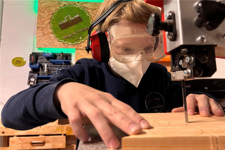 Flotter Säger: Lukas produziert Nachschub an Osterhasen