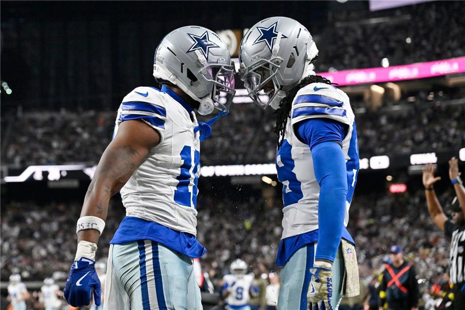 Flournoy (links) feierte erst seinen Touchdown und ehrte nach dem Spiel seinen Kollegen Marshawn Kneeland.David Becker/AP/dpa