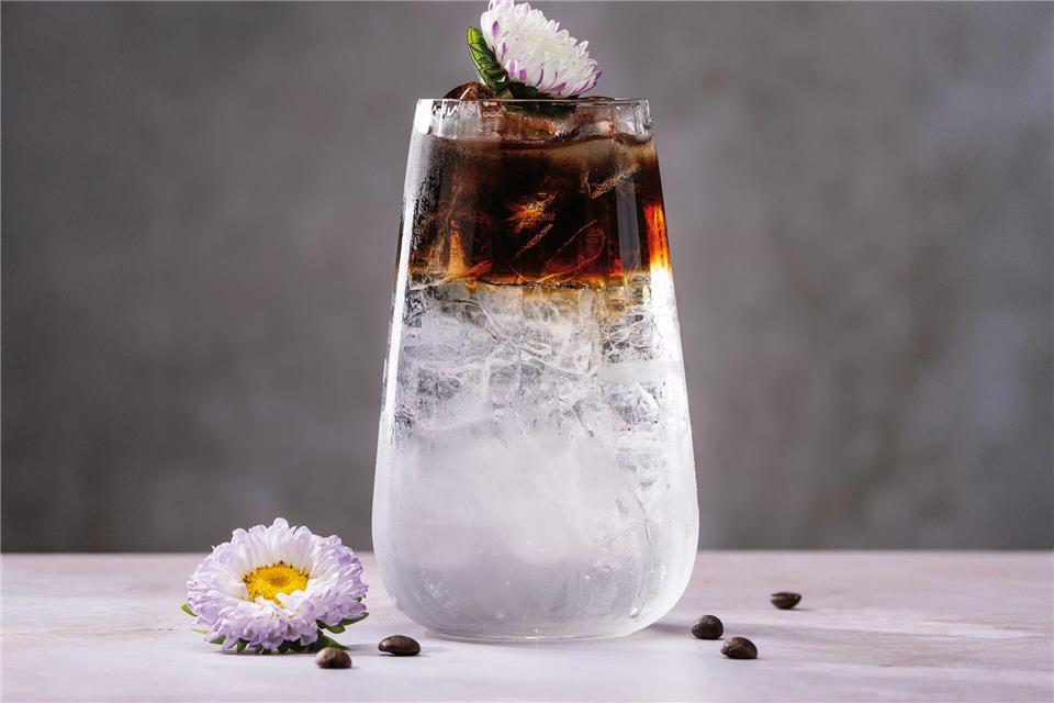 Mixologie: 3 geniale Rezepte für zu Hause „Flower Power“, mal ganz ohne Alkohol: Tonic Water, Holunderblütensirup und Eiswürfel werden mit Kaffee gefloatet. Das heißt, der Kaffee kommt so in den Drink, dass er auf den anderen Zutaten schwimmt. Das gelingt mit vorsichtigem Gießen über einen Barlöffel. Daniel Esswein/dpa-tmn