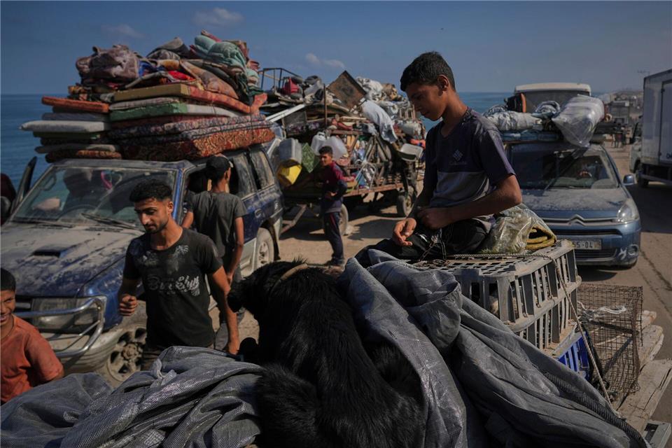 Bilder des Tages Flucht aus dem Norden Gazas nach Ankündigung neuer Israel-OffensiveAbdel Kareem Hana/AP/dpa