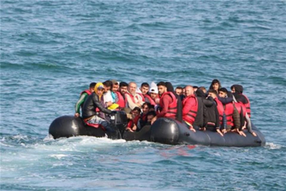 Flüchtlinge in einem Schlauchboot auf dem Ärmelkanal. Laut Domverwaltung sind nach Zahlen von Hilfsorganisationen seit 1993 knapp 72.000 Menschen auf der Flucht nach Europa ums Leben gekommen. (Archivbild)Home Office/Press Association/dpa