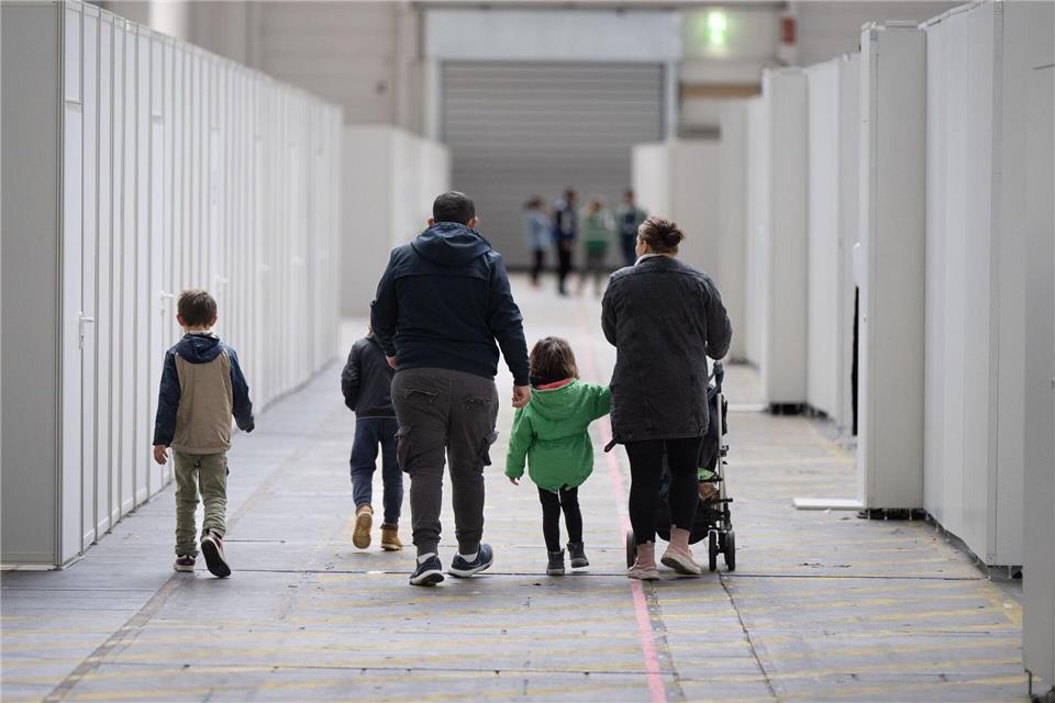 Familiennachzug ausgesetzt: Noch keine Visa für Härtefälle Flüchtlinge mit eingeschränktem Schutzstatus dürfen derzeit keine Familienangehörigen zu sich nach Deutschland holen. (Symbolbild)Boris Roessler/dpa