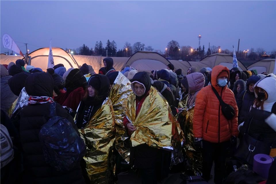 ZUE Dorsten als zentrale Anlaufstelle für Flüchtlinge aus der Ukraine Flüchtlinge warten im Grenzbereich von Polen und der Ukraine darauf, dass sie weiterreisen können.