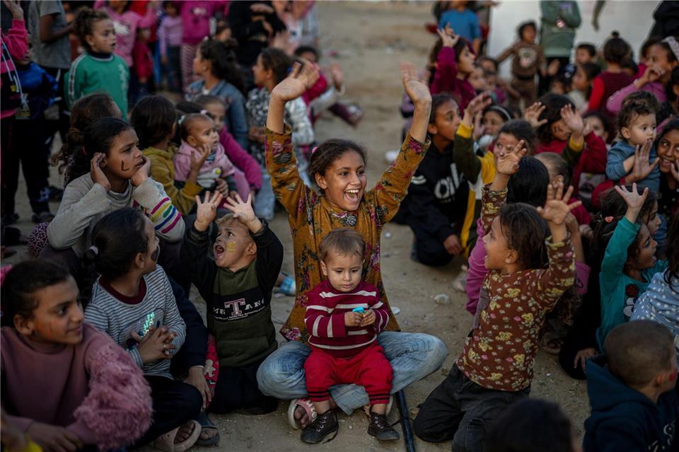 Flüchtlingskinder sehen sich bei einer Vorführung während der Waffenruhe in Gaza Zeichentrickfilme an.Omar Ashtawy/APA Images via ZUMA Press Wire/dpa