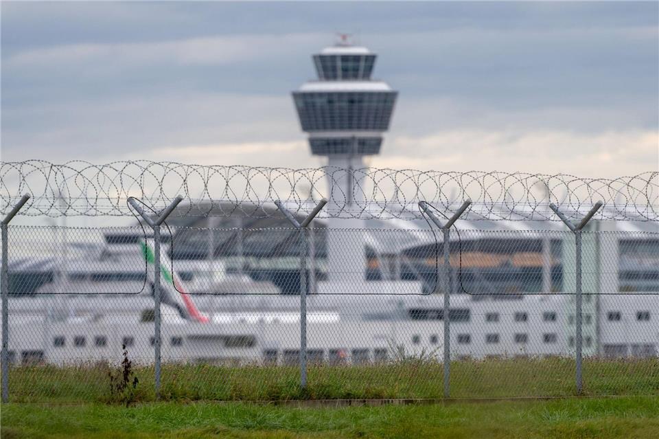 Flüge wurden wegen der Drohnen umgeleitet. Armin Weigel/dpa