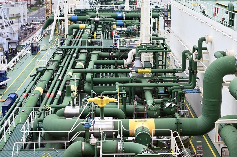 Flüssigerdgas mit dem Schiff zu transportieren, ist technisch sehr aufwendig. Das Foto zeigt Leitungen an Deck des LNG-Tankschiffs „Maran Gas Amorgos“. Die Aufnahme entstand während einer Wartung des Schiffes im Trockendock.Helge Toben/dpa