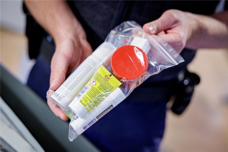 Flüssigkeiten richtig verpacken: In einem transparenten, wiederverschließbaren Beutel können mehrere Behältnisse von maximal 100 Milliliter mitgenommen werden – Ausnahmen gelten für Babynahrung und Medikamente. Und bei modernen CT-Scanner-Kontrollstellen.Axel Heimken/dpa/dpa-tmn