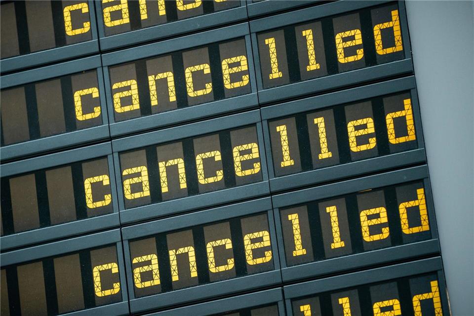 „Flug gestrichen“: Entschädigungsansprüche können in der Regel nur bei Absagen bestehen, die innerhalb von 14 Tagen vor Abflug erfolgen.picture alliance/dpa
