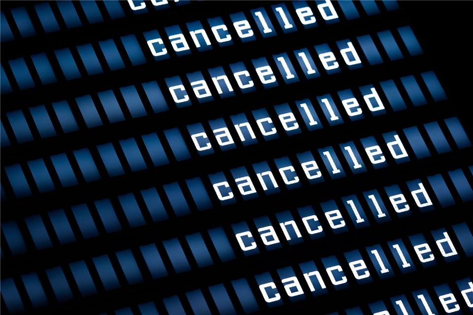 Flug gestrichen? Neben einem Ersatzflug und Betreuungsleistungen können Passagiere dann teils auch Anspruch auf eine zusätzliche Entschädigungszahlung haben.Moritz Frankenberg/dpa/dpa-tmn
