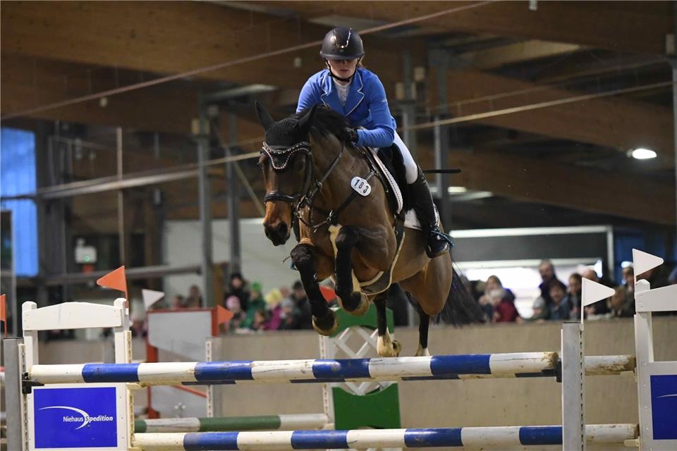 Rölfing und Dowe dominieren beim Hallenspringturnier in Velen  Flug über sieben Hindernisse beim Stechen im S*-Springen: Juliane Rölfing siegte mit Come and feel O beim „Großen Preis von Velen“.