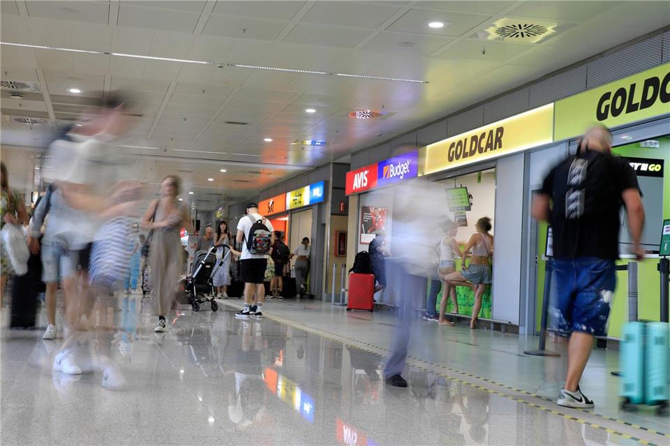 Flug verspätet, Mietwagenstation zu: Wer sein Auto erst nach Ladenschluss abholt, zahlt oft extra – kann sich das Geld aber unter Umständen von der Airline zurückholen.picture alliance/dpa