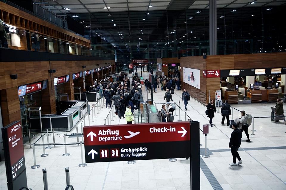 Fluggäste am Flughafen BER. Der Hauptstadtflughafen BER hatte zwischenzeitlich den Flugbetrieb aufgrund einer Aktion von Klimaaktivisten eingestellt.