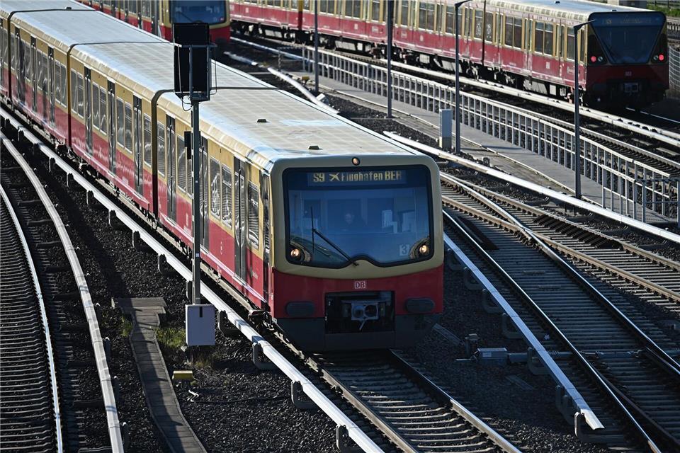 Fluggäste des BER sollten bei der Anreise in den kommenden Tagen auf den Regionalverkehr setzen. Die S-Bahnlinien sind unterbrochen. (Archivbild)Michael Brandt/dpa