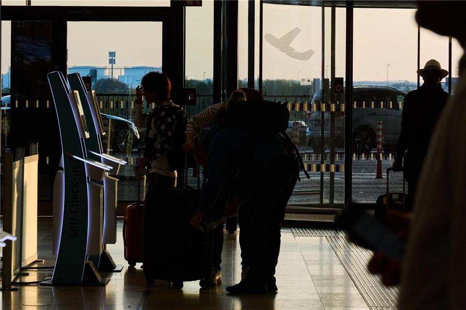 Fluggästen wird empfohlen, online einzuchecken (Archivbild).Annette Riedl/dpa