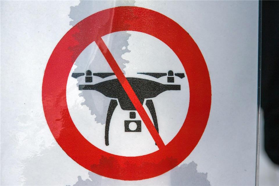 Flughäfen, Bundeswehrkasernen, Gefängnisse: Zahlreiche Standorte in Deutschland sind für Drohnen tabu. (Symbolbild)Jens Büttner/dpa-Zentralbild/dpa