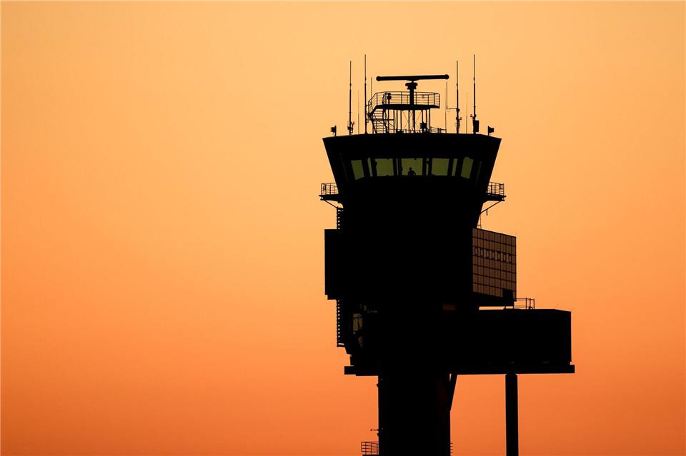 Drohnenalarm am Airport - Wie sicher sind unsere Flughäfen? Flughäfen wie Leipzig/Halle stehen zunehmend vor neuen Herausforderungen durch Drohnen (Archivbild)Jan Woitas/dpa