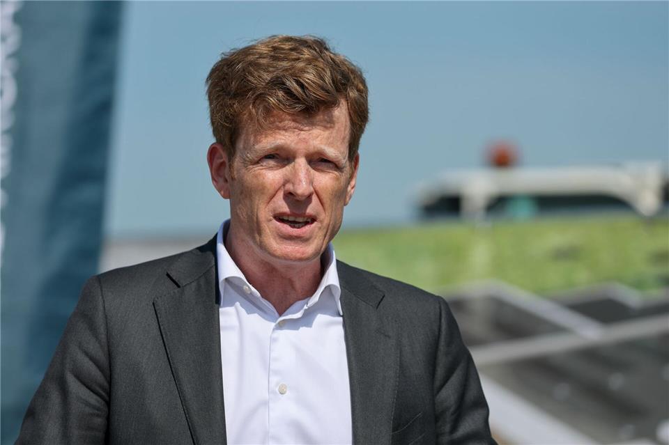 Flughafen-Chef Ahmelmann ist wegen einer möglichen Strecken-Streichung der Lufthansa alarmiert. (Archivbild)Jan Woitas/dpa