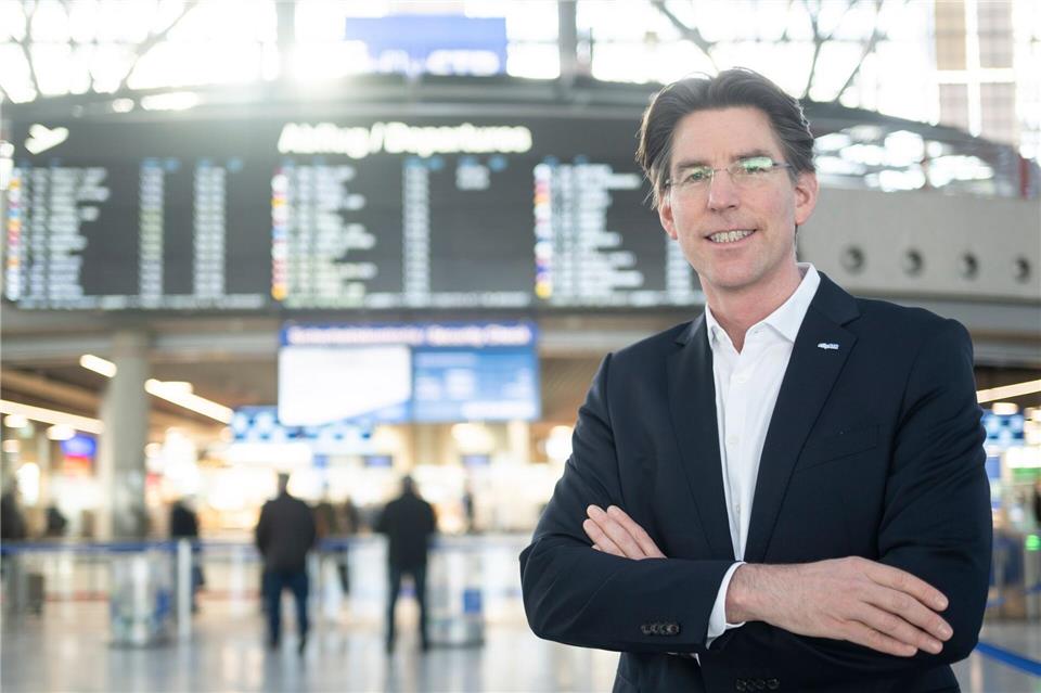 Flughafen-Chef Ulrich Heppe sagt, man sei auf dem richtigen Weg. (Archivbild)Marijan Murat/dpa
