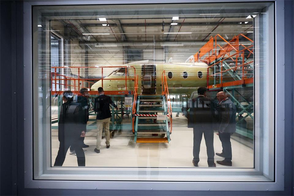 Flughafen Leipzig/Halle: Eröffnung der Endmontagelinie – Einblicke in den neuen D328eco-TrainingsrumpfJan Woitas/dpa
