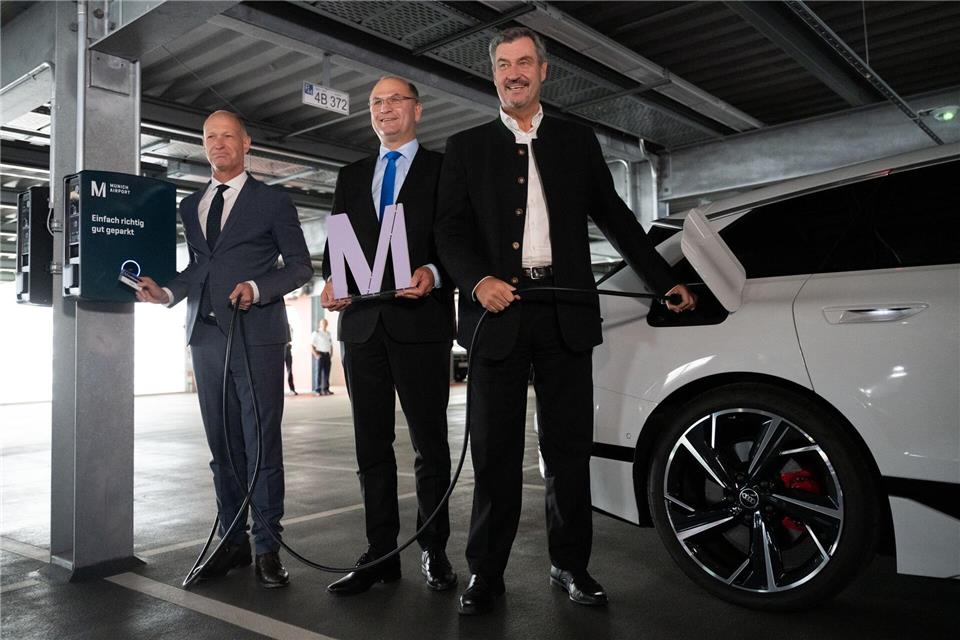 Flughafenchef Jost Lammers, Finanzminister Albert Füracker und Ministerpräsident Markus Söder bei der Einweihung des neuen Ladeparks.Leonie Asendorpf/dpa